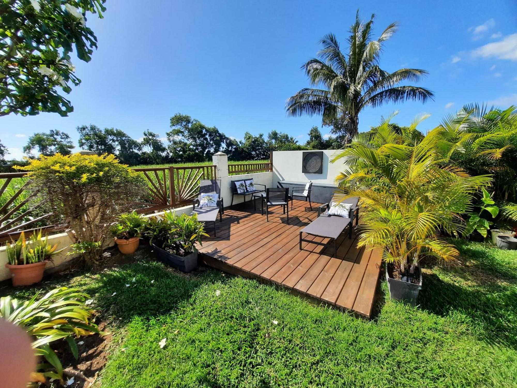 Joli Appartement, Piscine, Jacuzzi Sainte-Suzanne 外观 照片